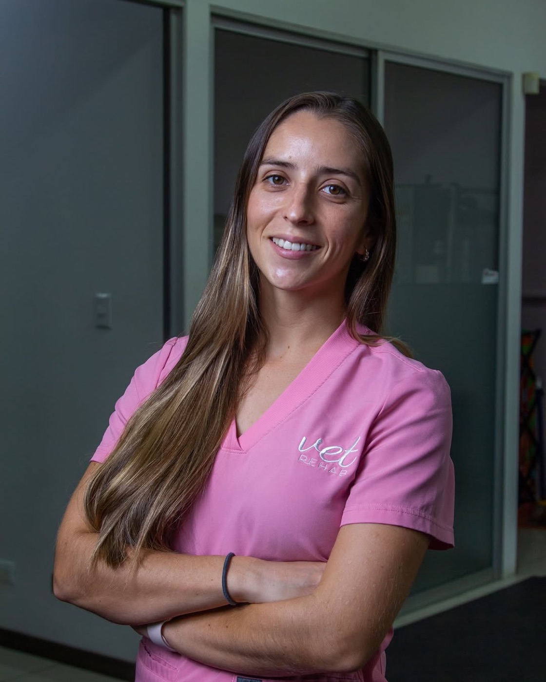 Retrato de la Dra. Carolina Fournier con el uniforme de Vet Rehab